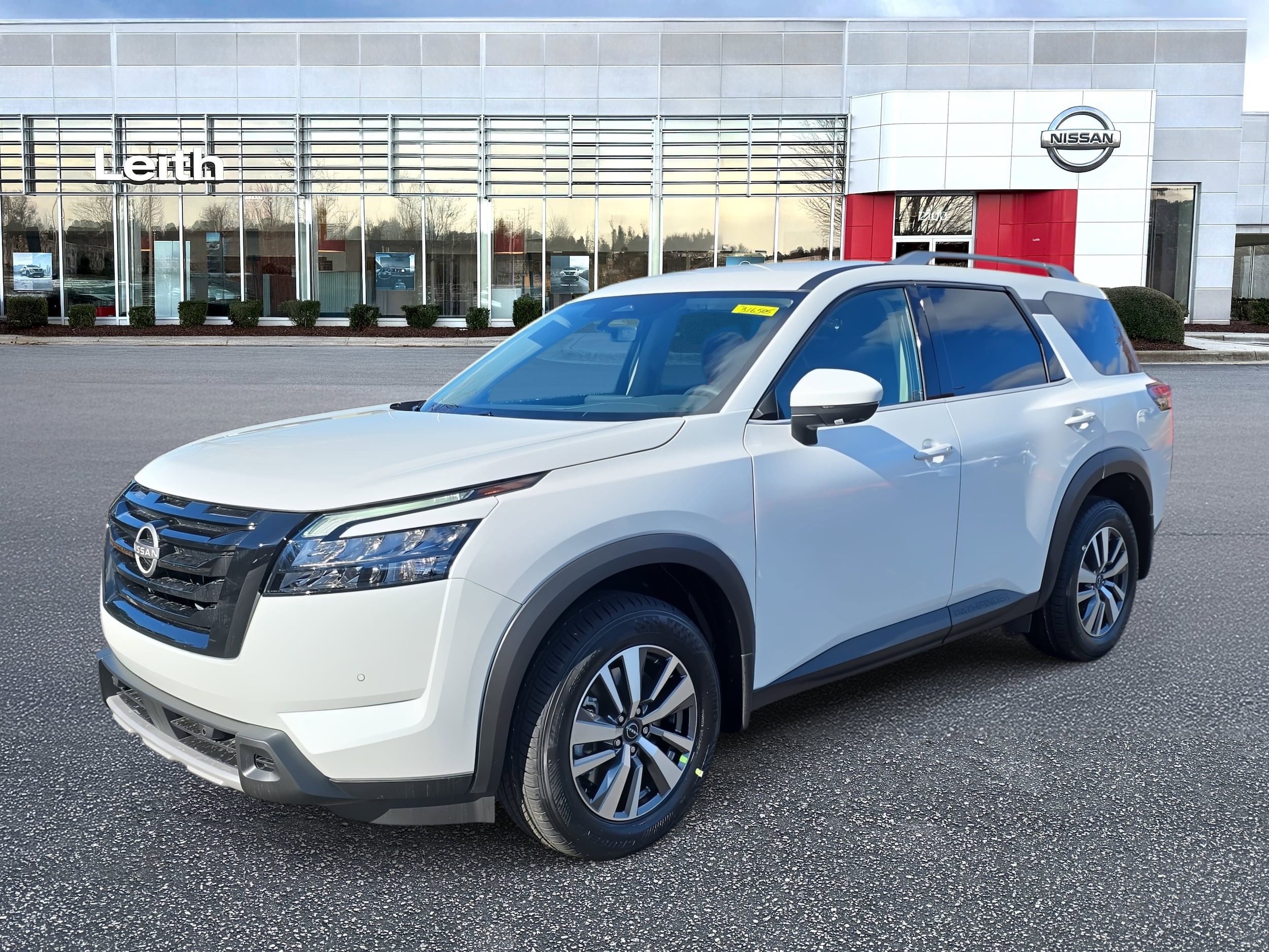 2025 Nissan Pathfinder SL's photo