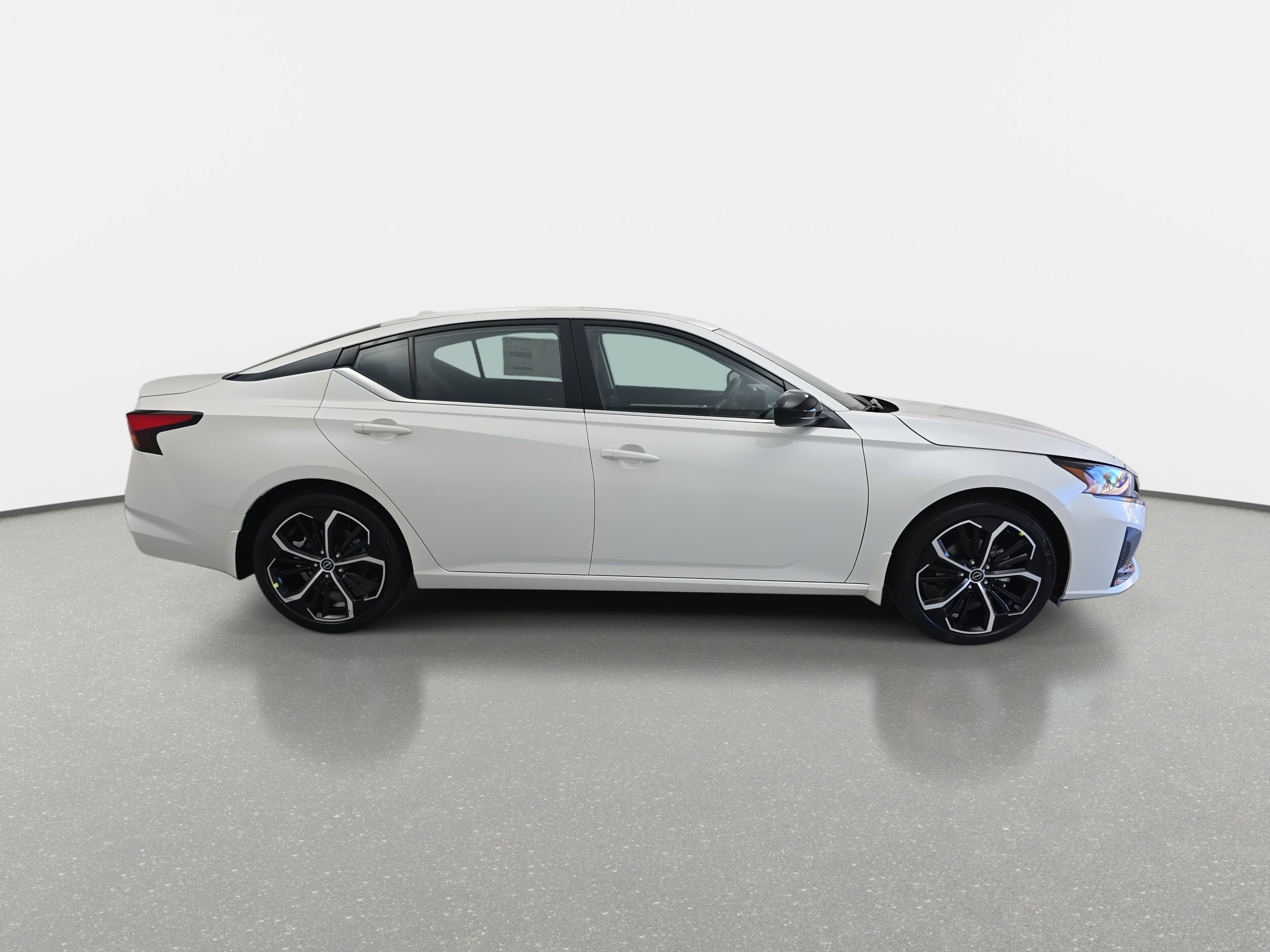 2025 Nissan Altima SR photo 4