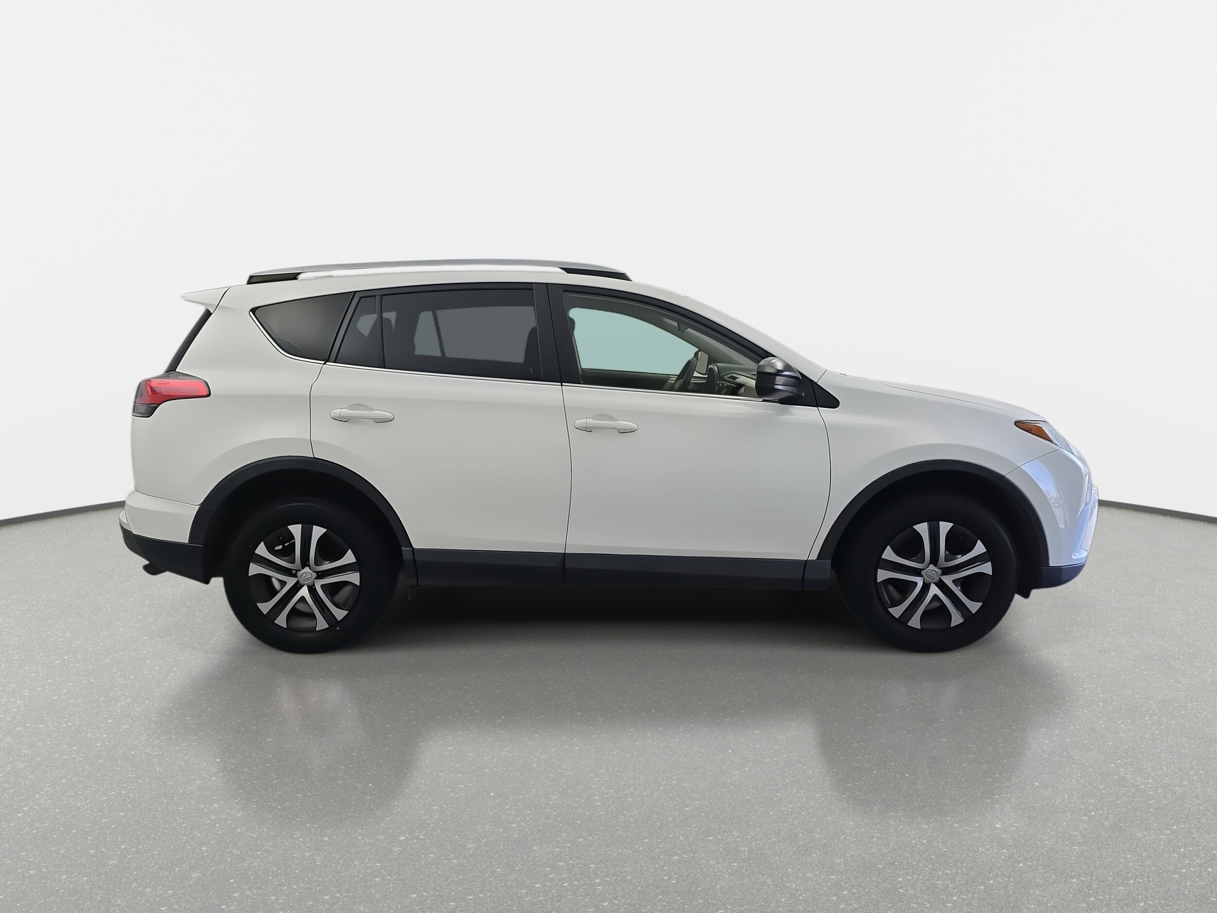 2018 Toyota RAV4 LE photo 4