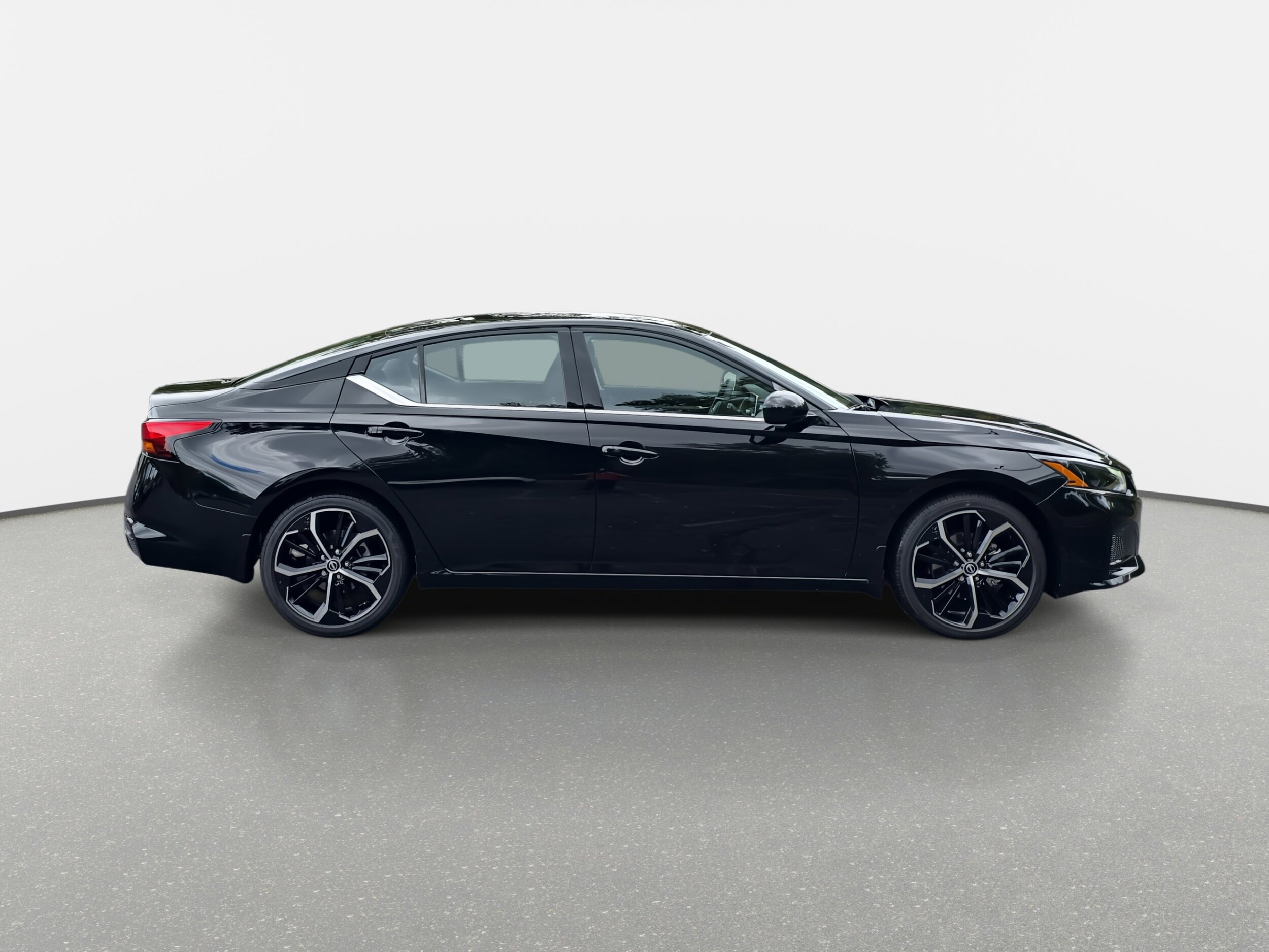 2025 Nissan Altima SR photo 4