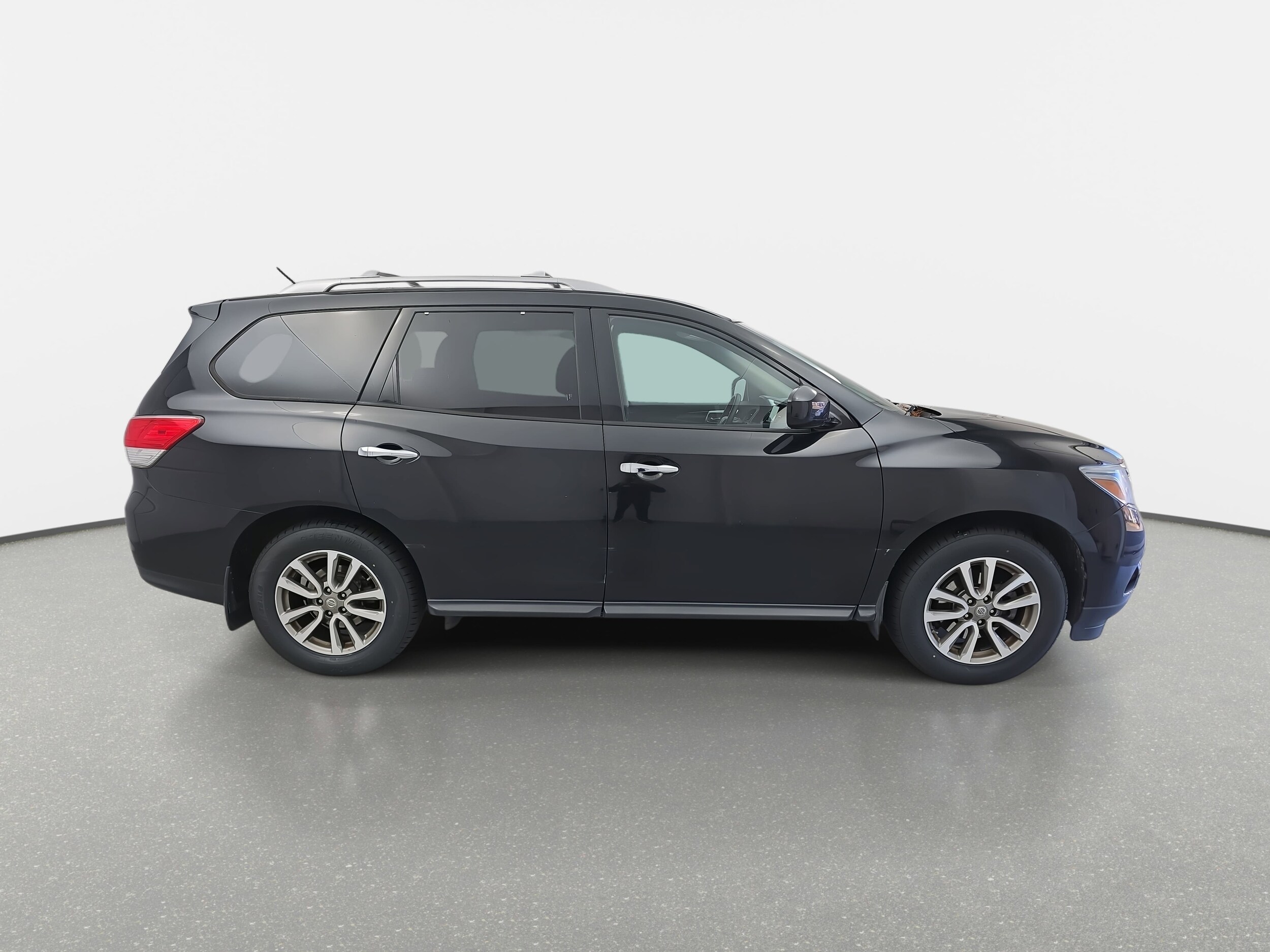 2015 Nissan Pathfinder S photo 3