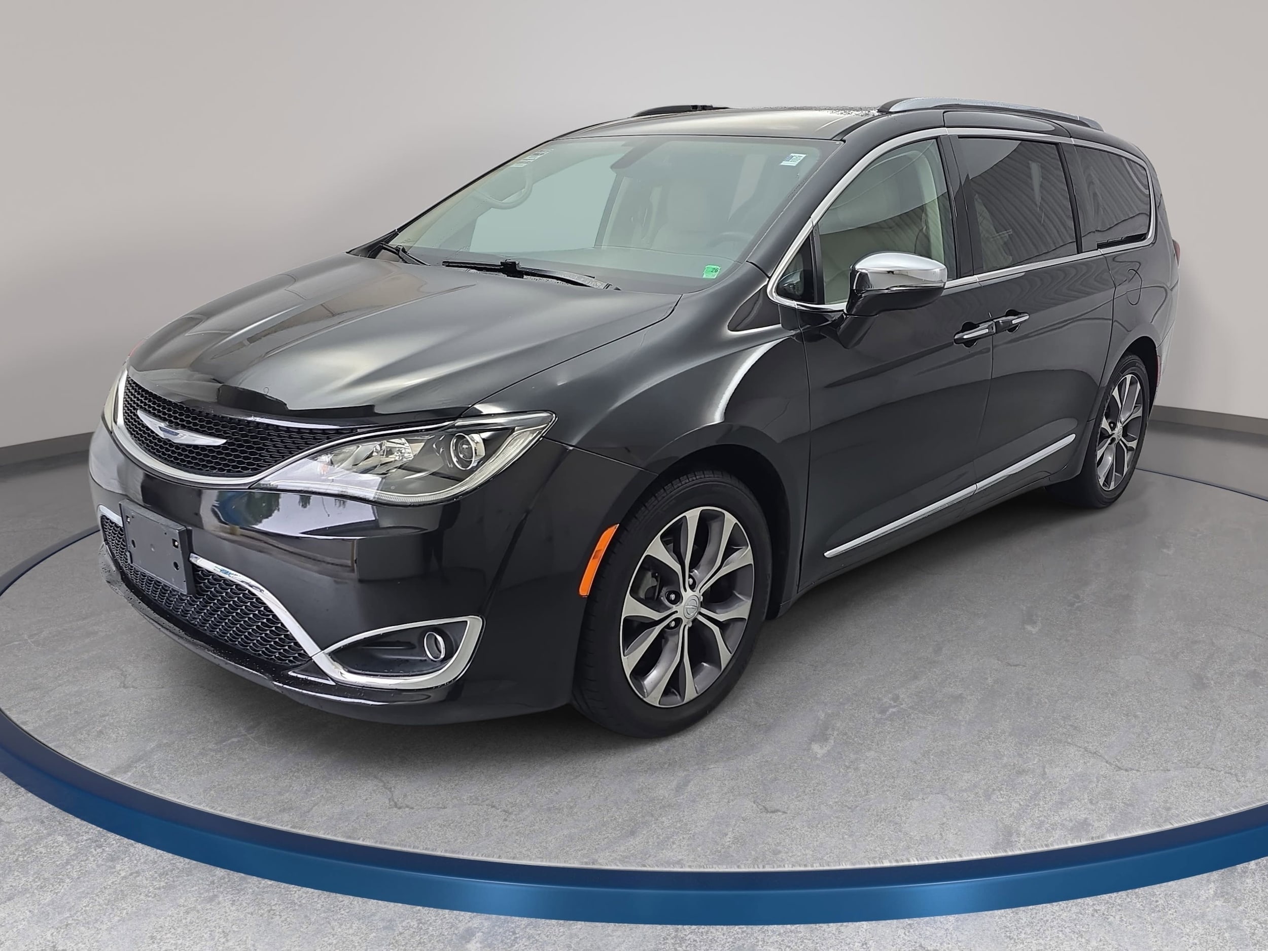 2017 Chrysler Pacifica Limited's photo