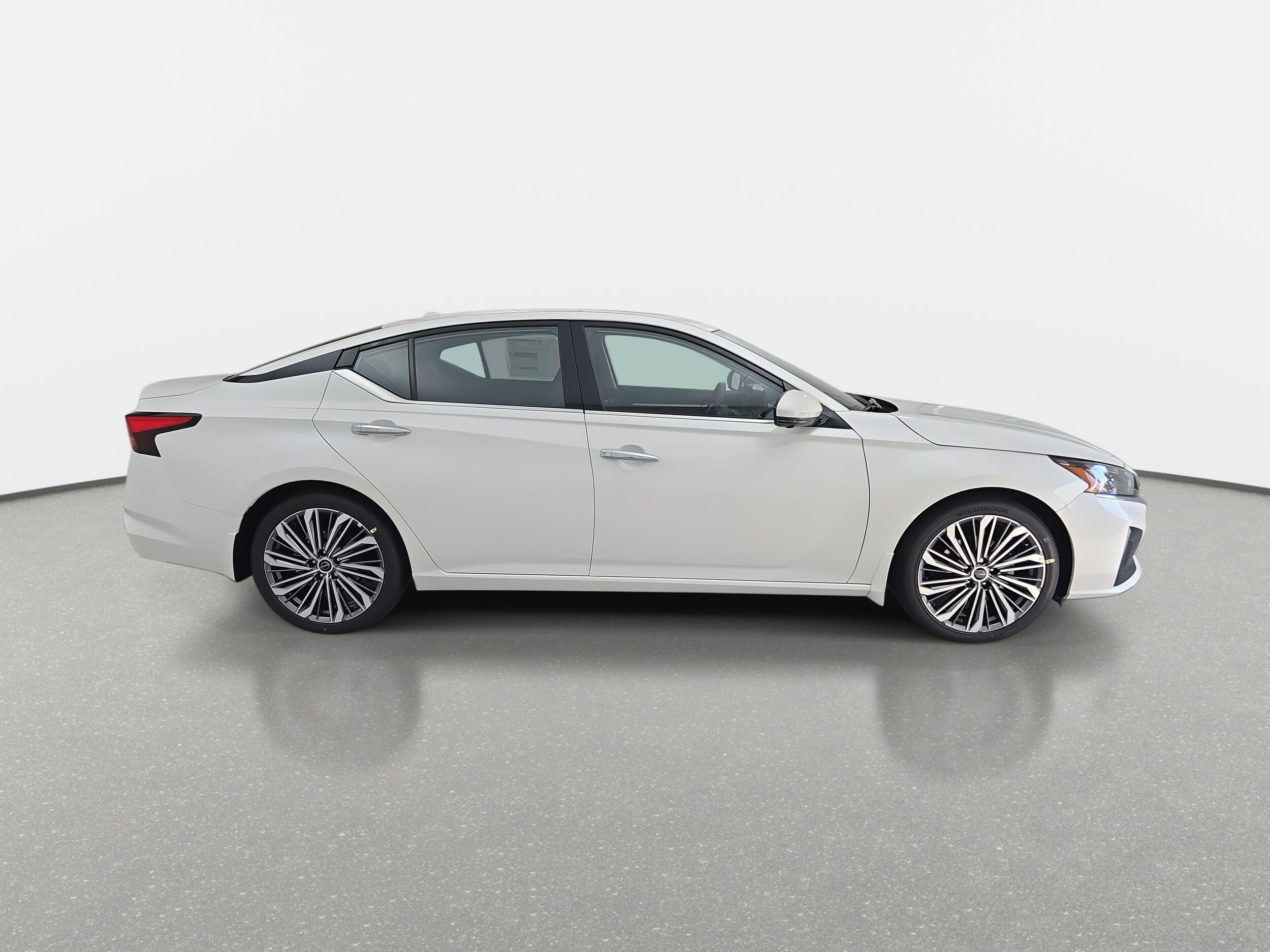 2025 Nissan Altima SL photo 4