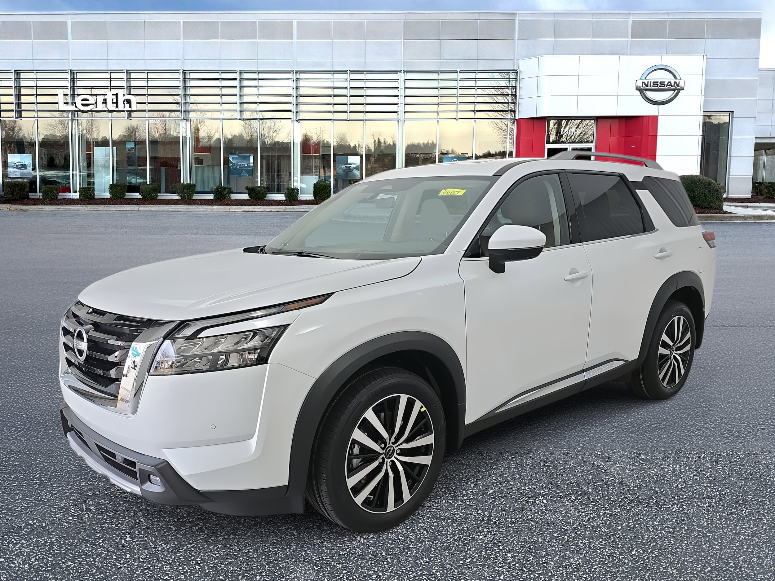 2025 Nissan Pathfinder Platinum's photo