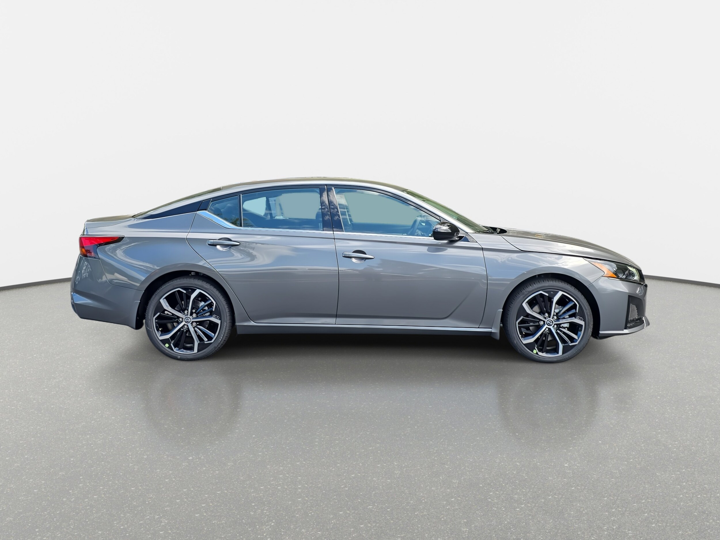 2025 Nissan Altima SR photo 4