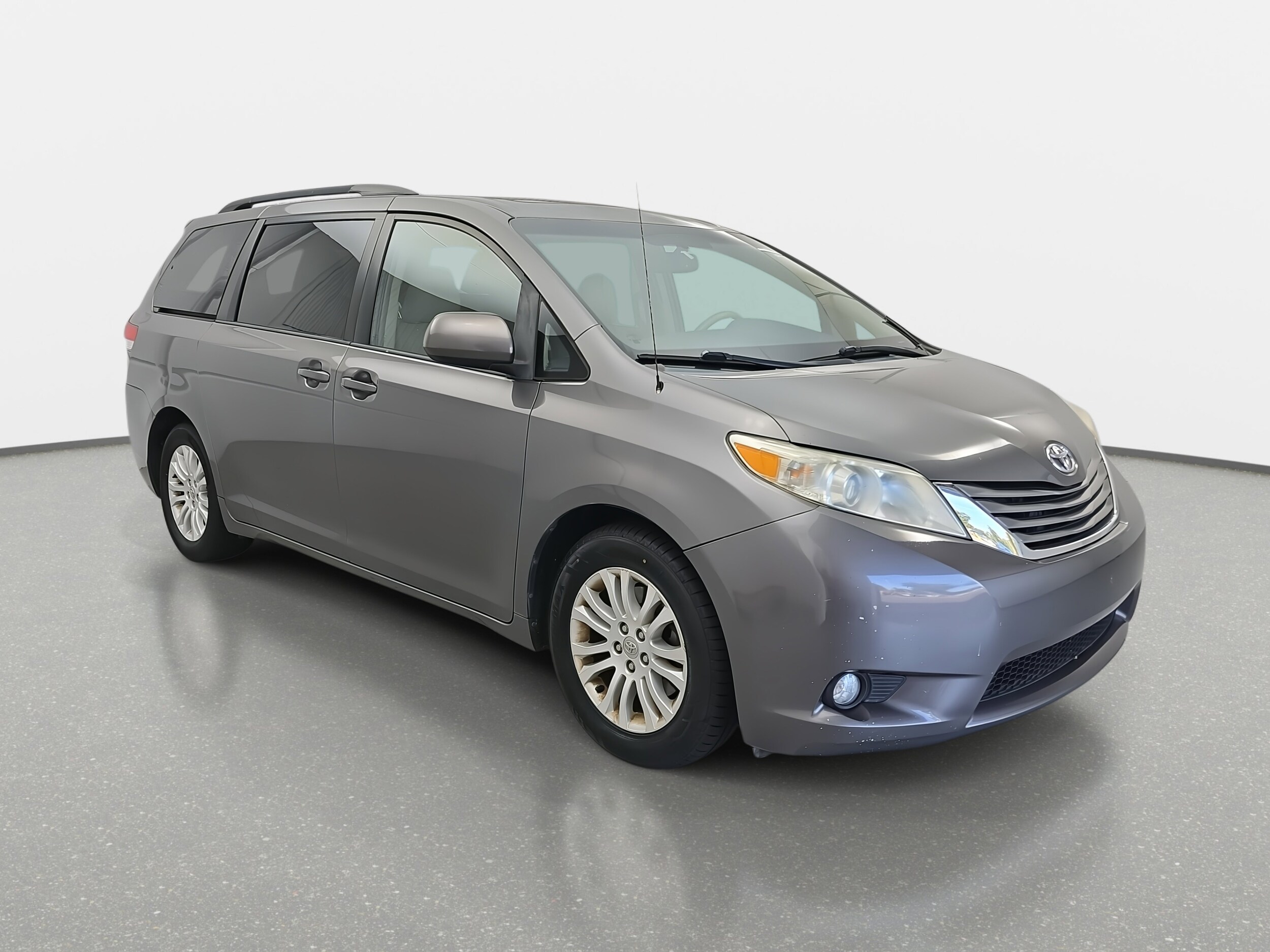 2014 Toyota Sienna XLE photo 3