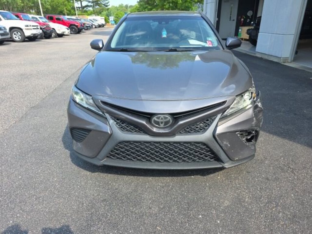 Used 2018 Toyota Camry SE Sedan