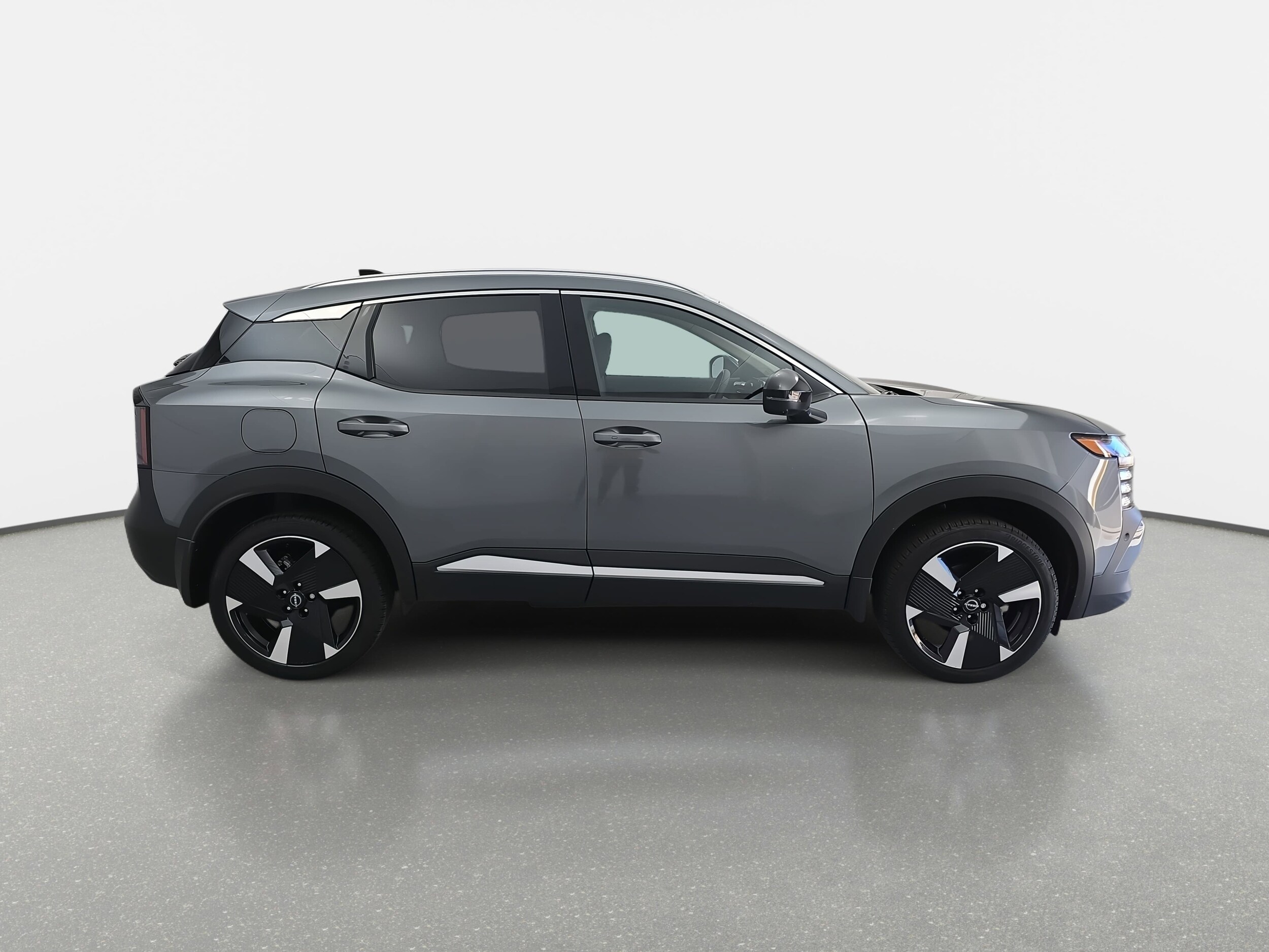 2026 Nissan Kicks SR photo 4