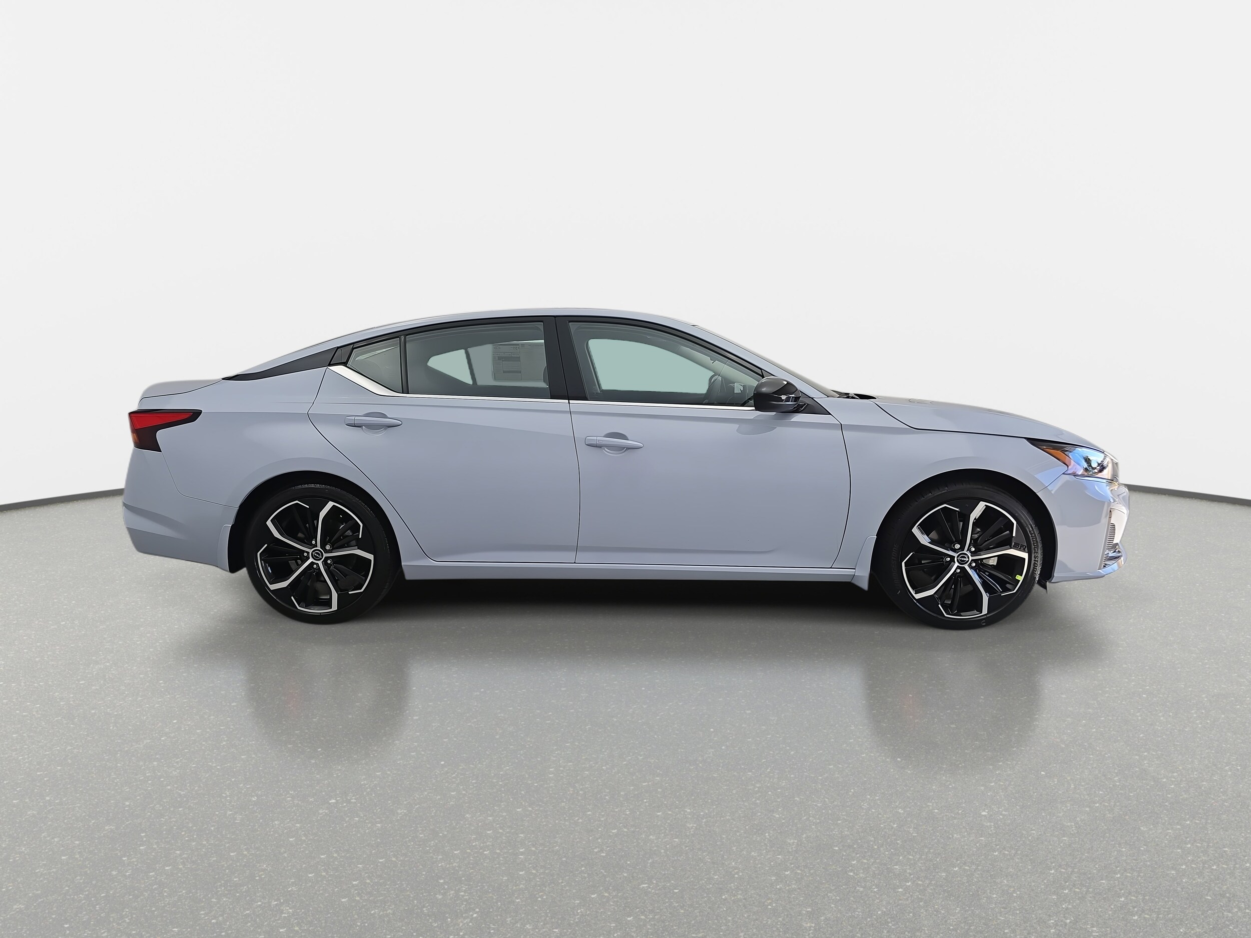 2025 Nissan Altima SR photo 3
