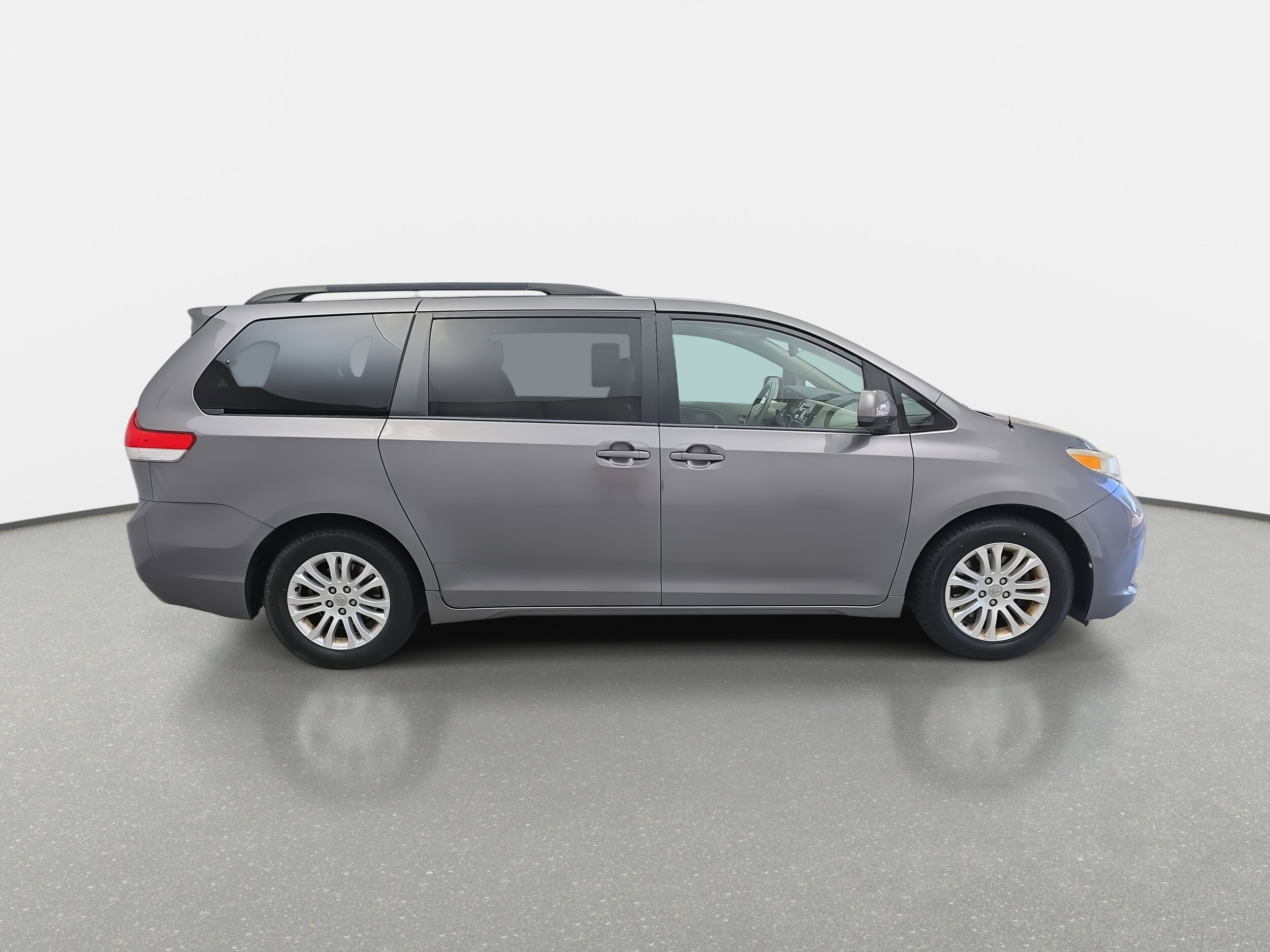 2014 Toyota Sienna XLE photo 4