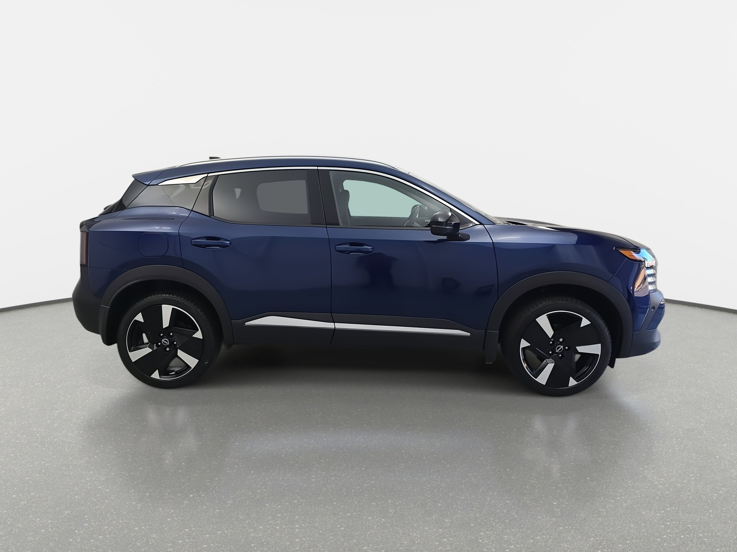 2026 Nissan Kicks SR photo 4