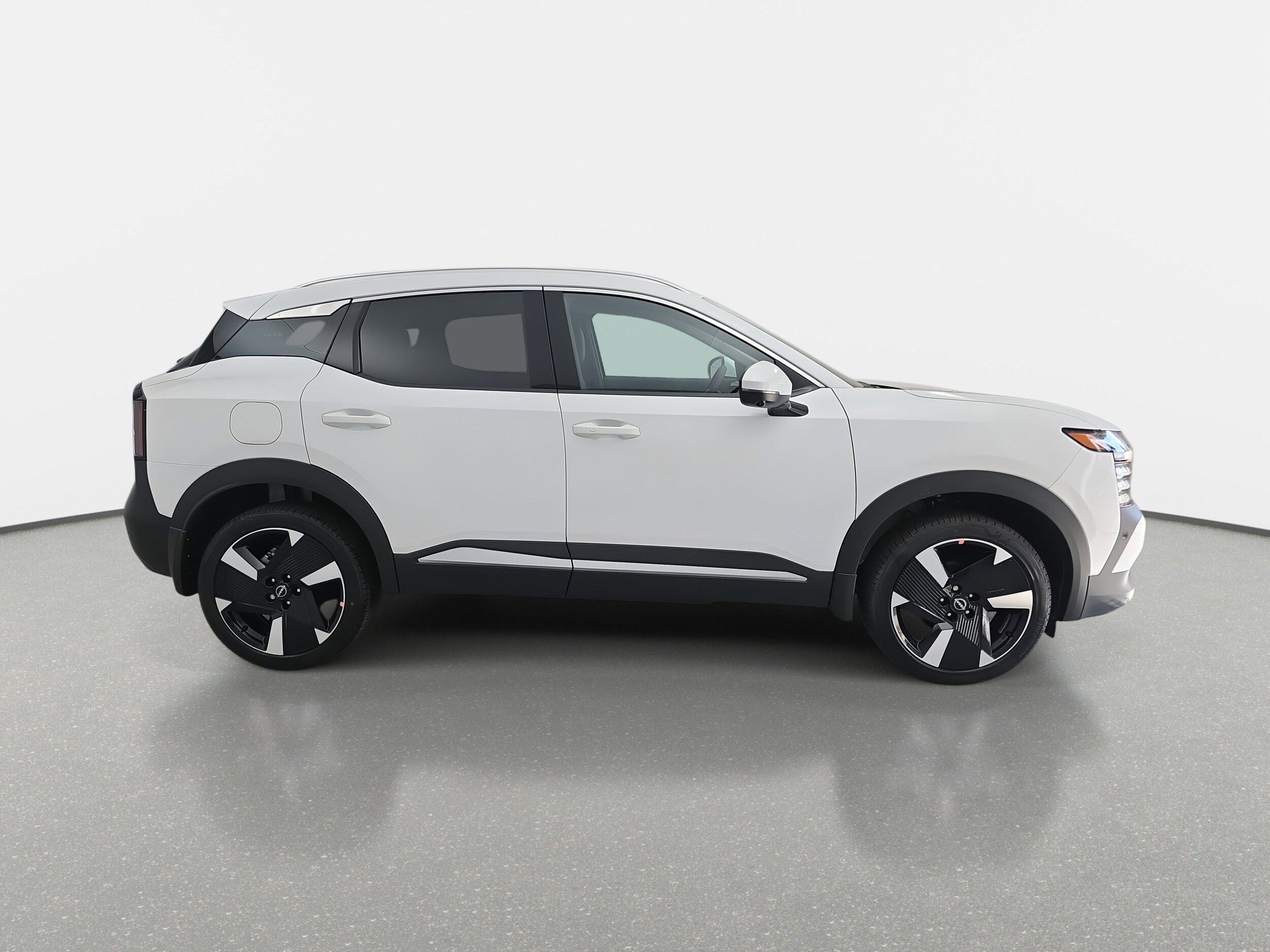 2025 Nissan Kicks SR photo 2