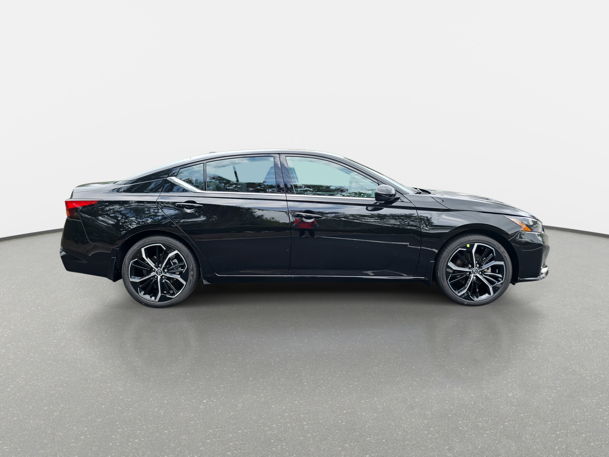 2025 Nissan Altima SR photo 4