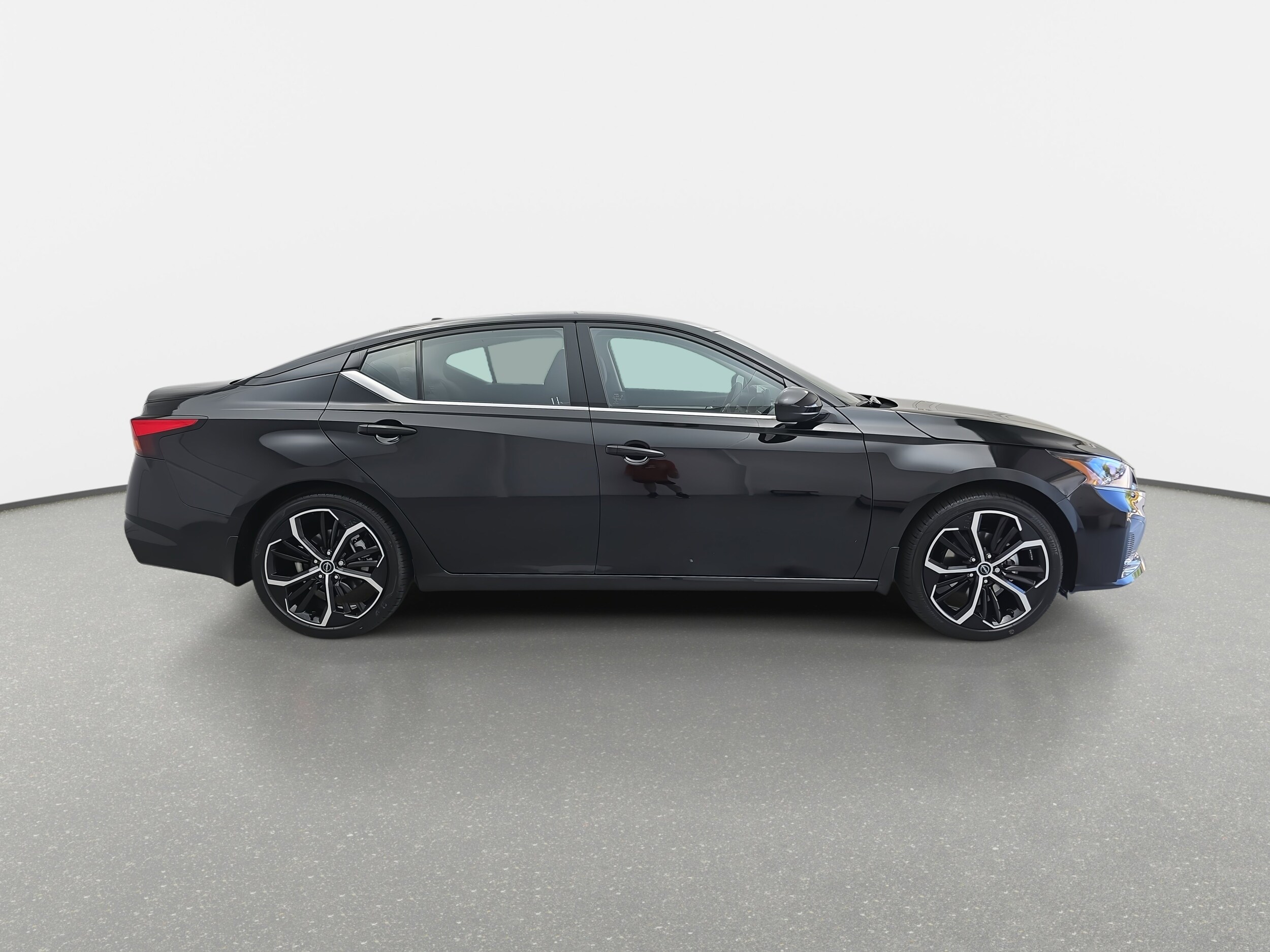 2025 Nissan Altima SR photo 4