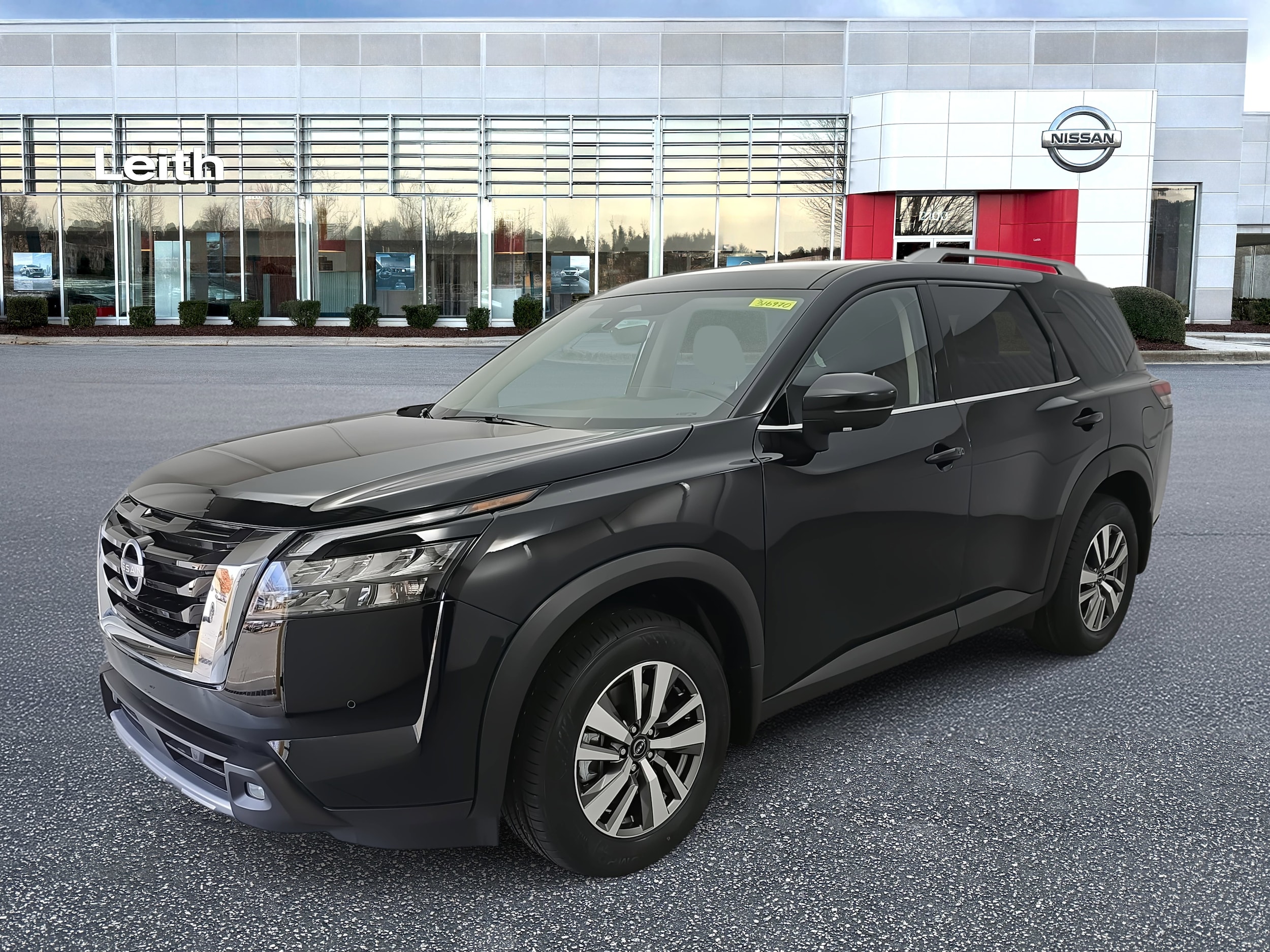 2025 Nissan Pathfinder SL's photo