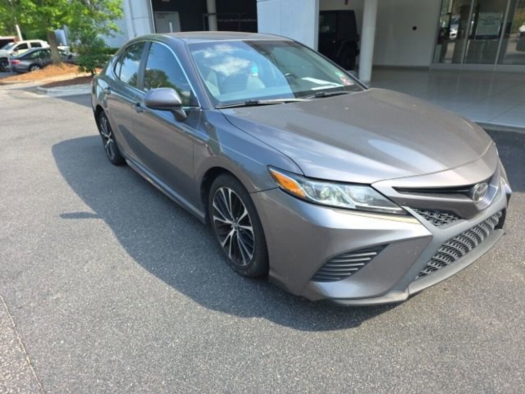 Used 2018 Toyota Camry SE Sedan