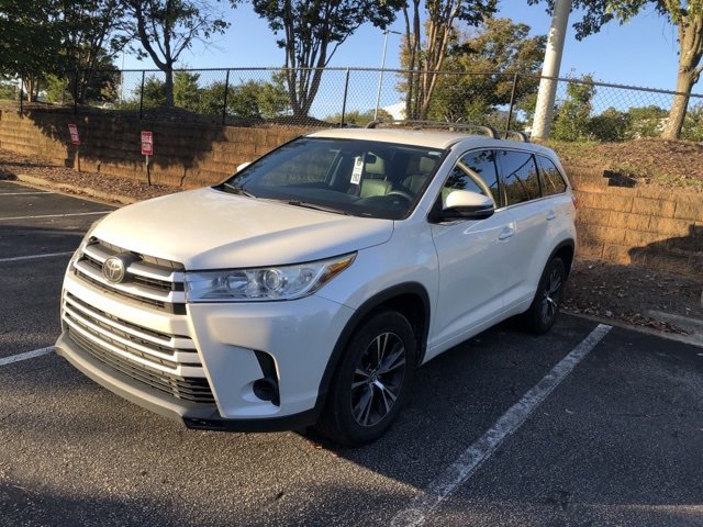 2018 Toyota Highlander LE photo 2