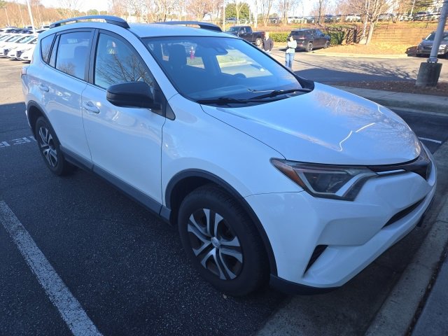 2018 Toyota RAV4 LE photo 3