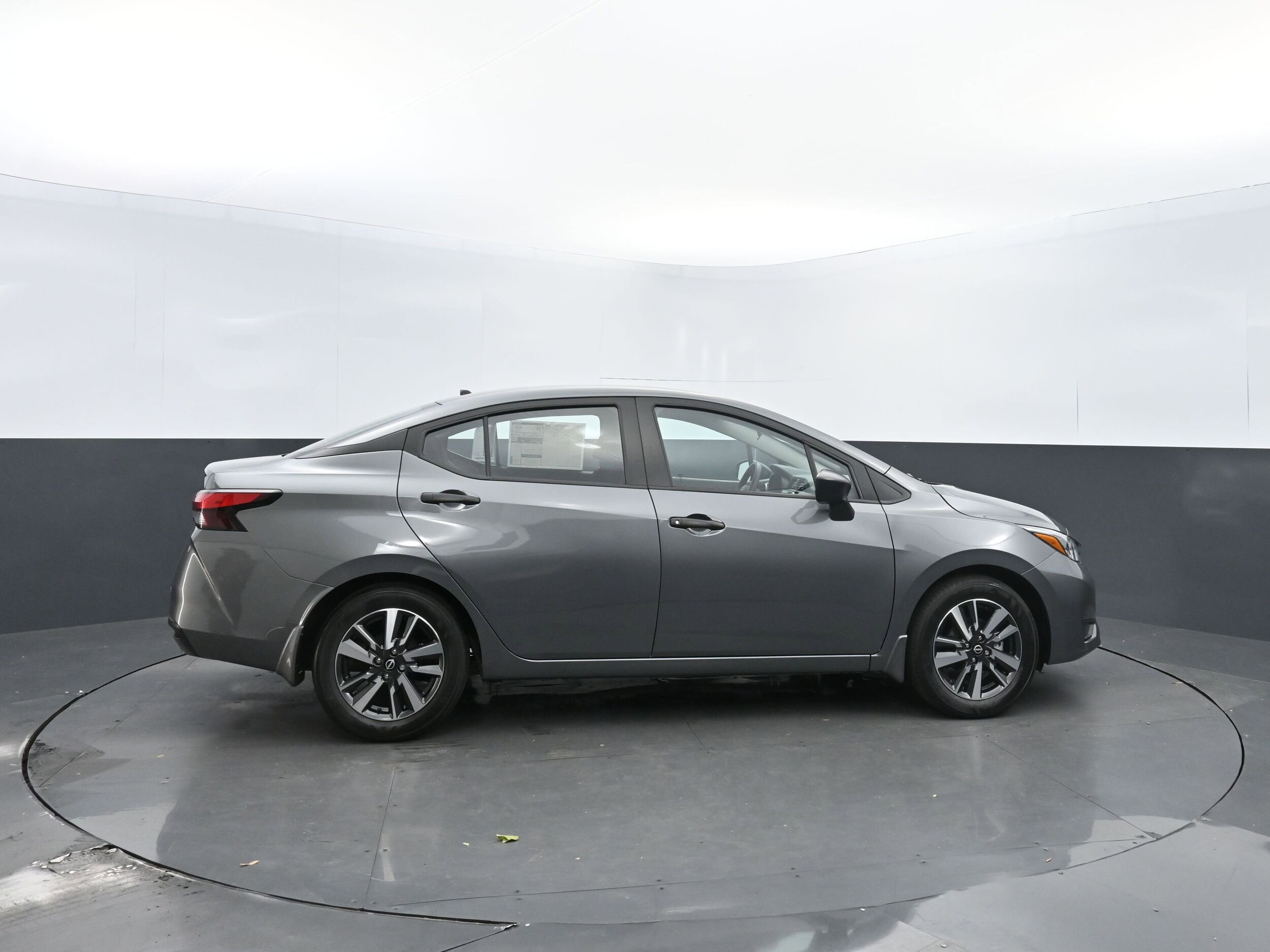 2025 Nissan Versa 1.6 S photo 4