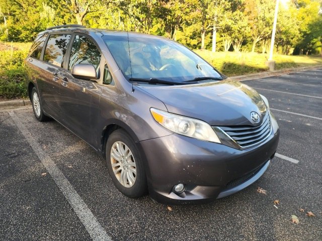 2014 Toyota Sienna XLE photo 3
