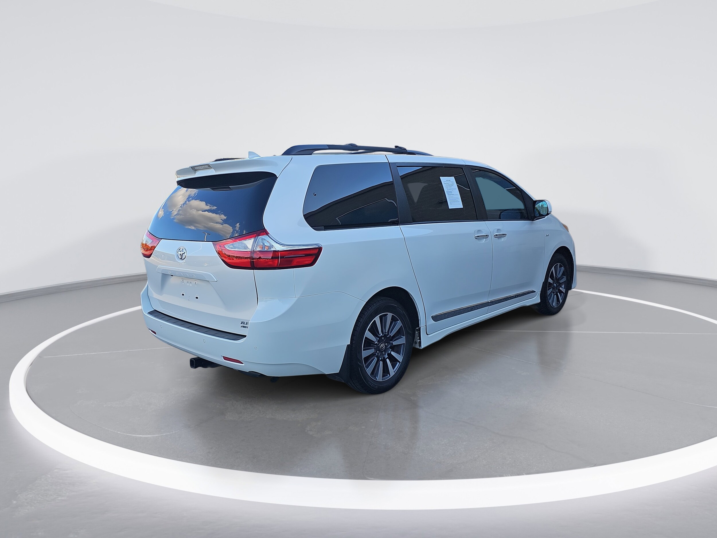 2019 Toyota Sienna XLE Premium photo 3