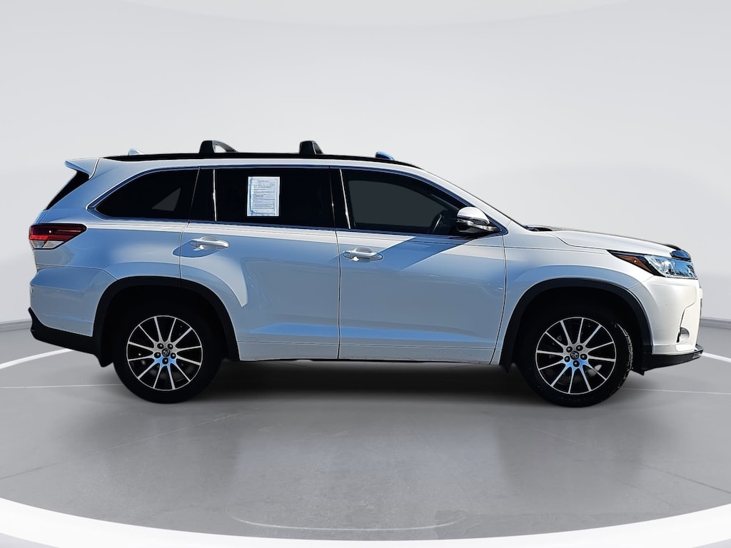 Used 2017 Toyota Highlander SE V6 SUV
