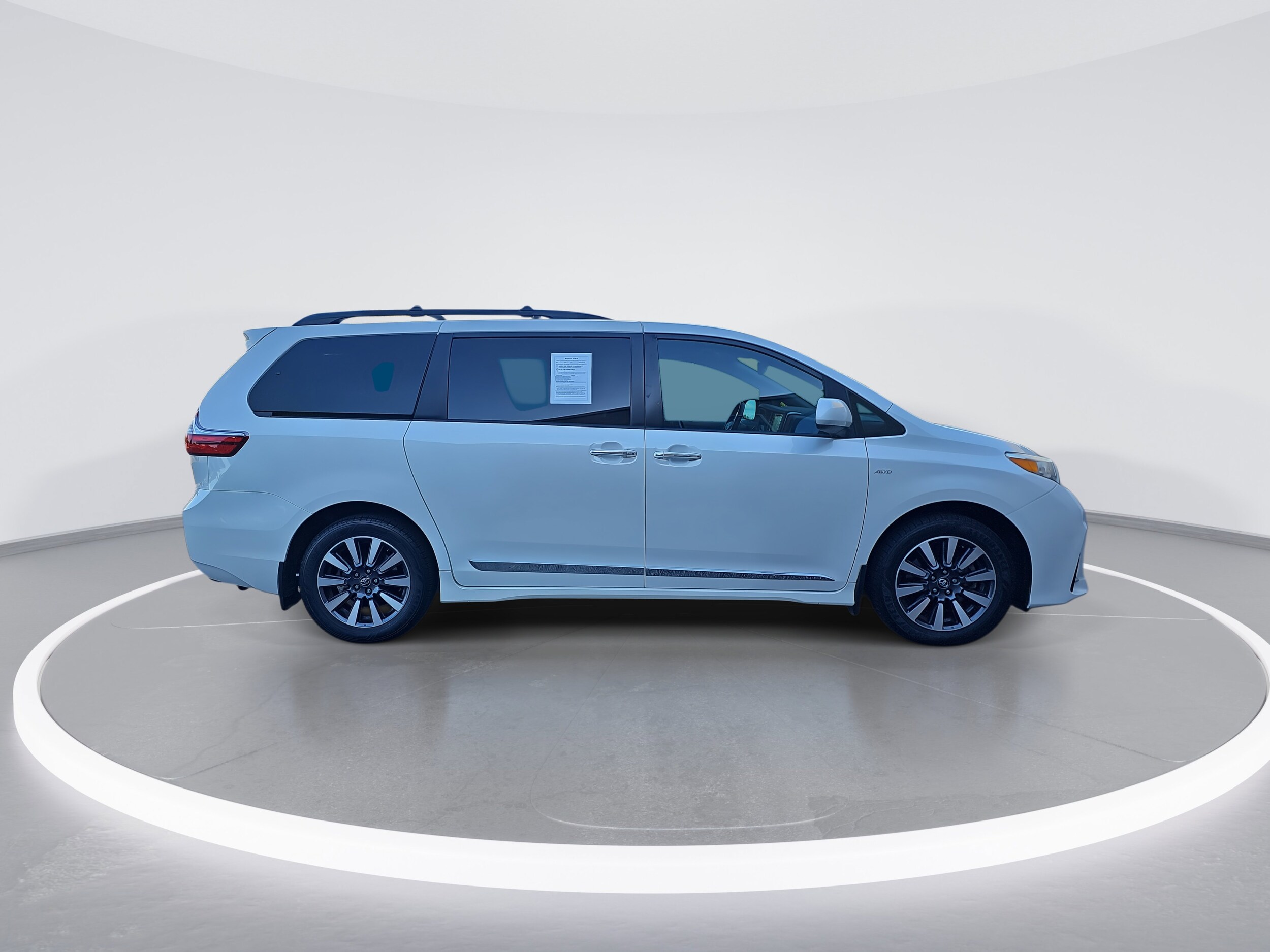 2019 Toyota Sienna XLE Premium photo 2