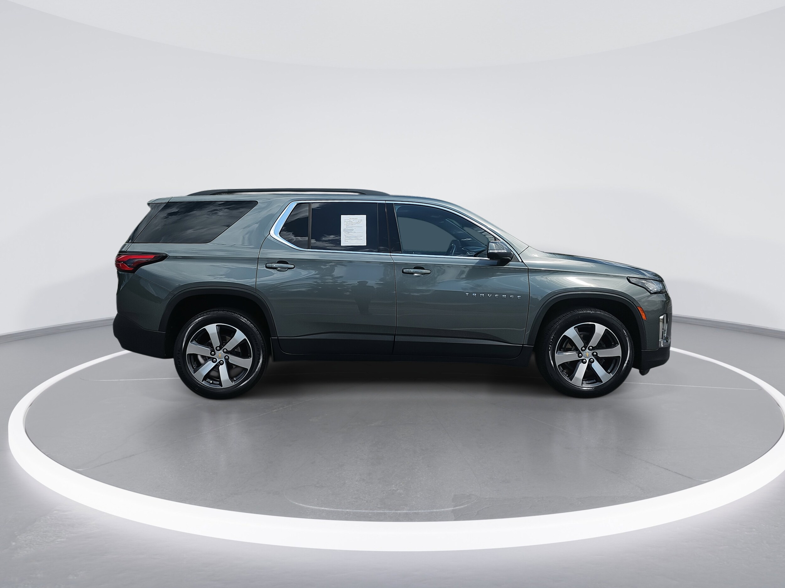 2022 Chevrolet Traverse Leather photo 2