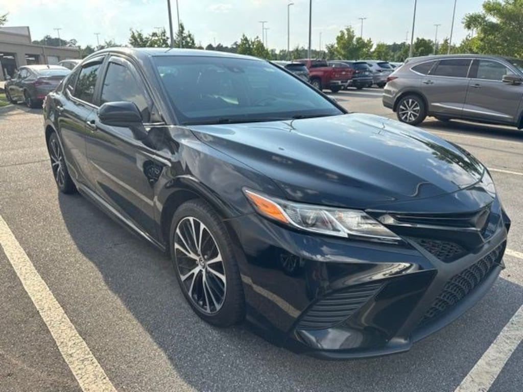 Used 2019 Toyota Camry SE Sedan