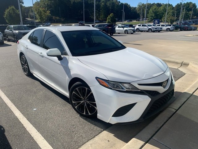 2020 Toyota Camry SE photo 3