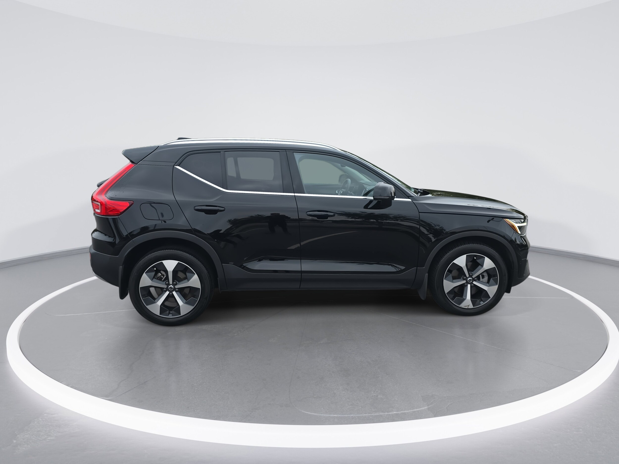 2023 Volvo XC40 AWD Ultimate photo 2