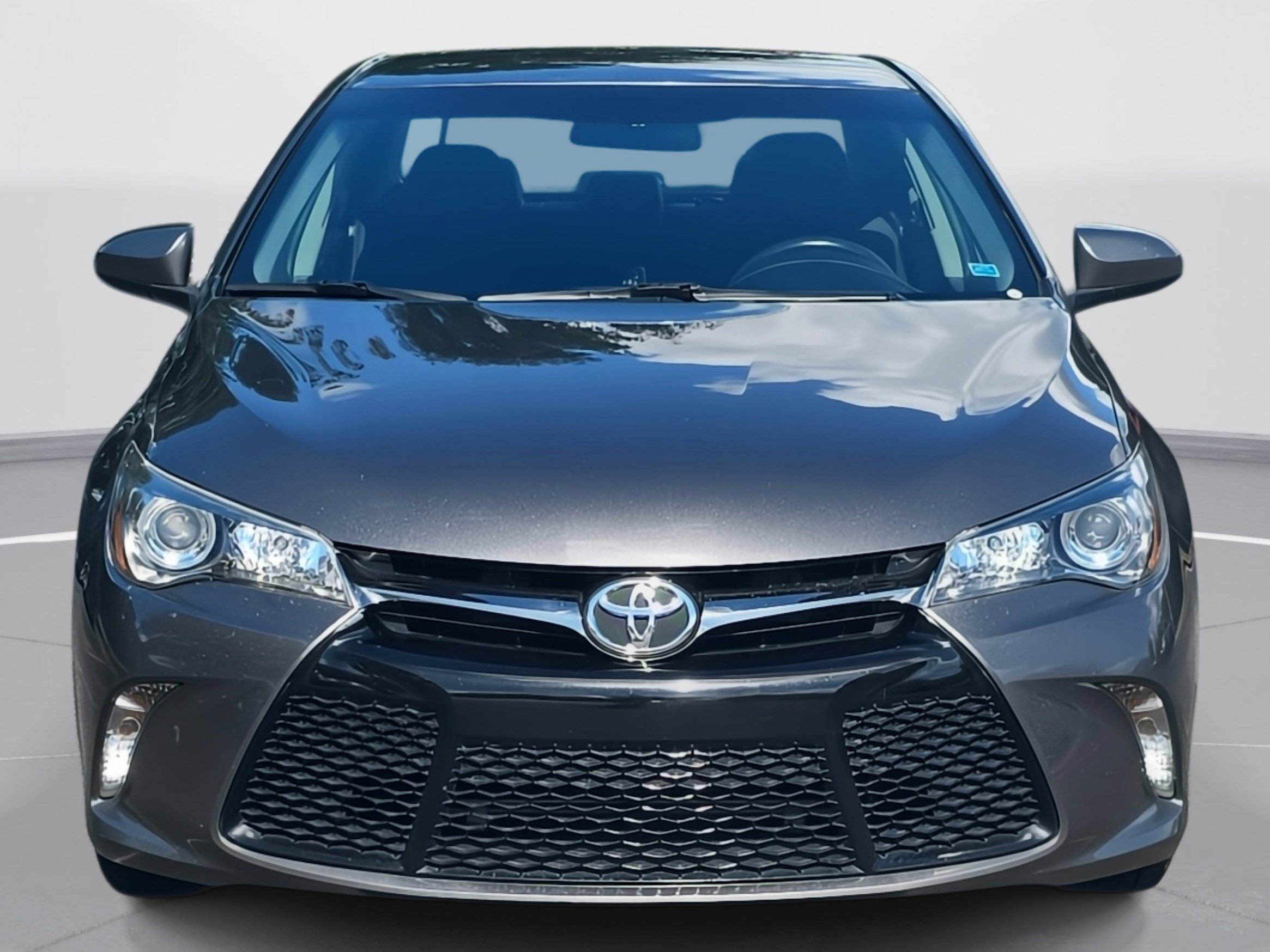 2016 Toyota Camry SE photo 2