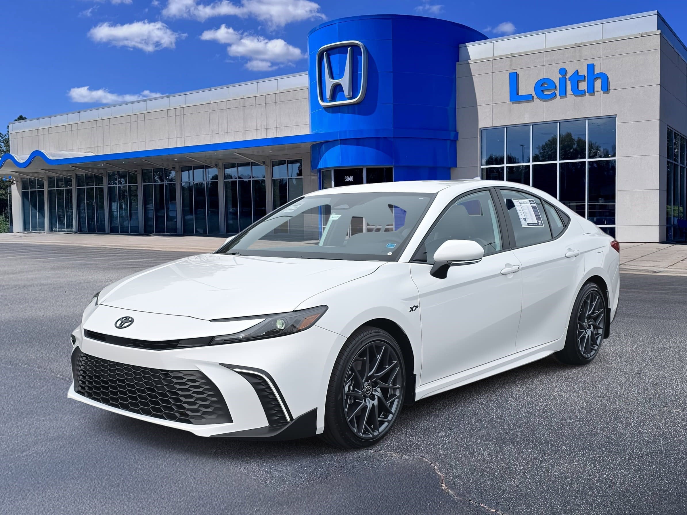 2025 Toyota Camry SE's photo