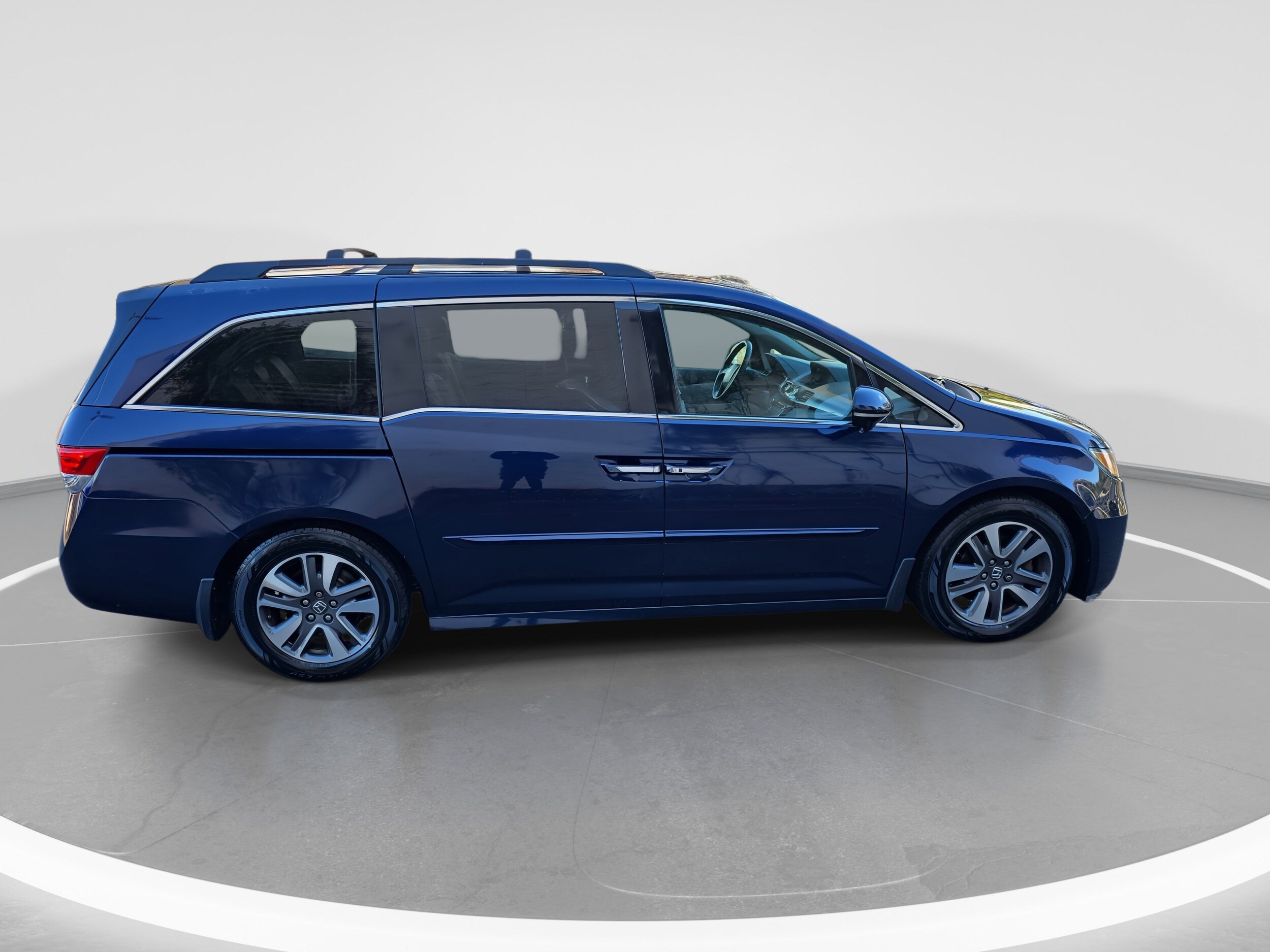 2015 Honda Odyssey Touring photo 4