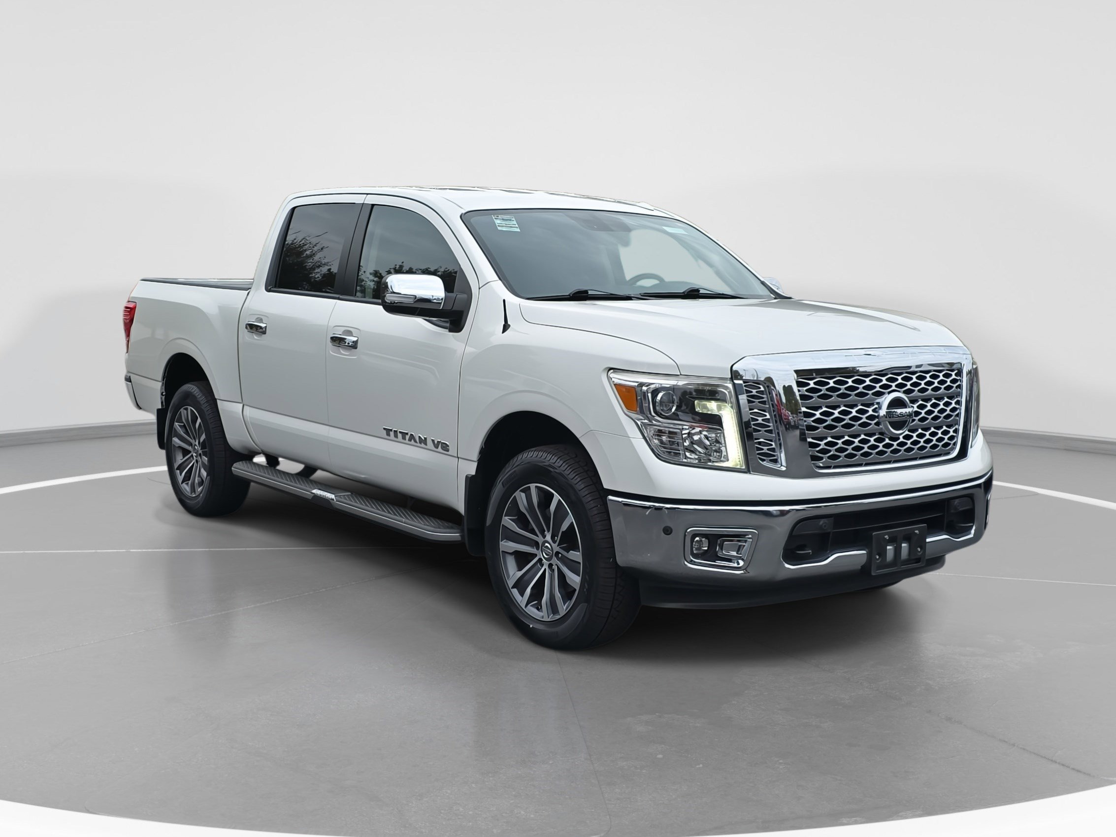 2019 Nissan Titan Crew Cab SL photo 3