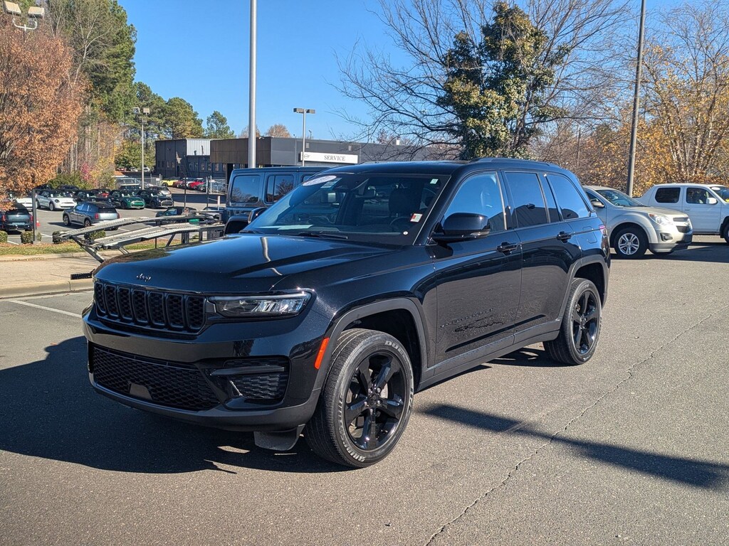 Used 2023 Jeep Grand Cherokee Laredo SUV