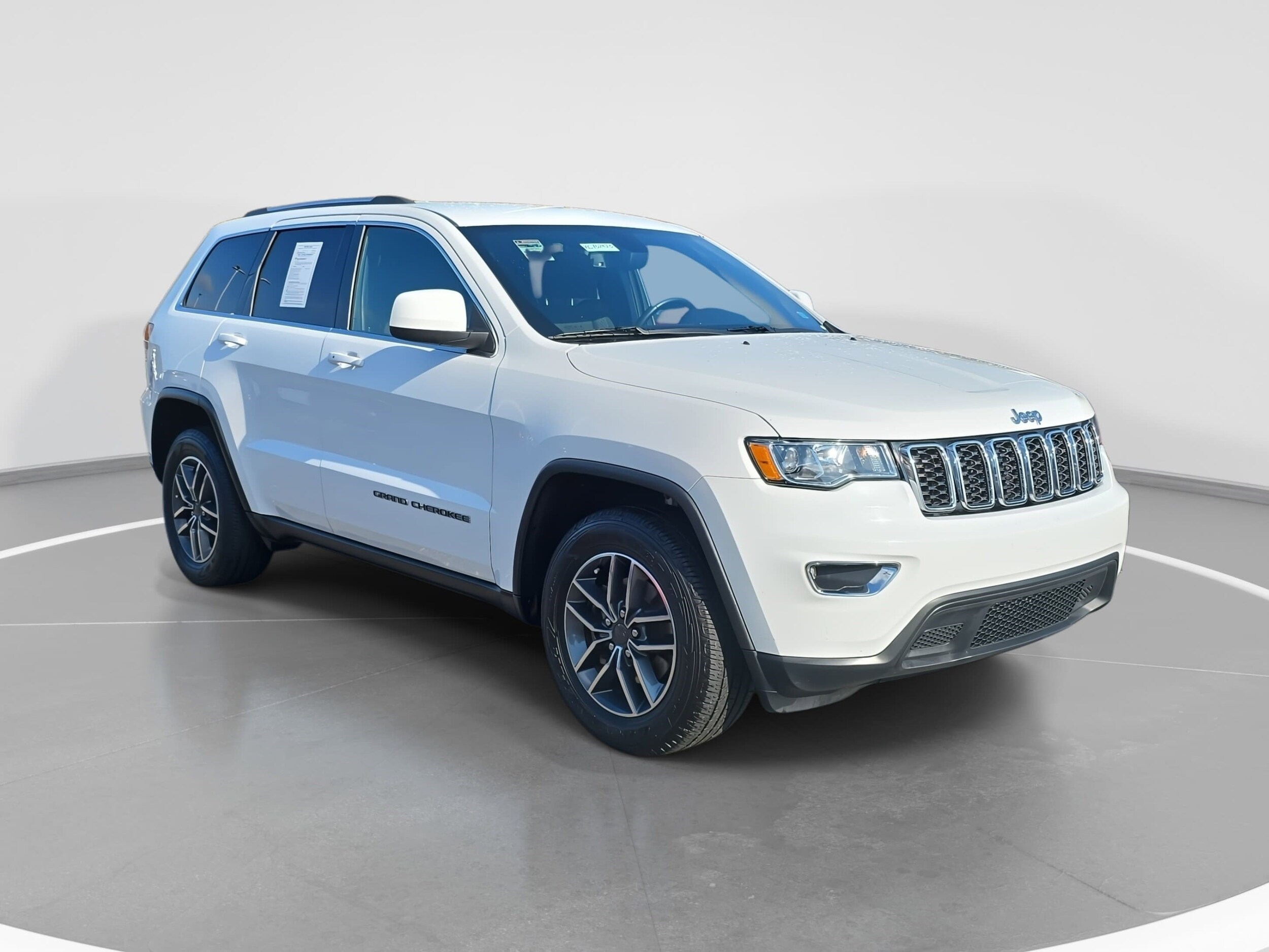 2019 Jeep Grand Cherokee Laredo E photo 3