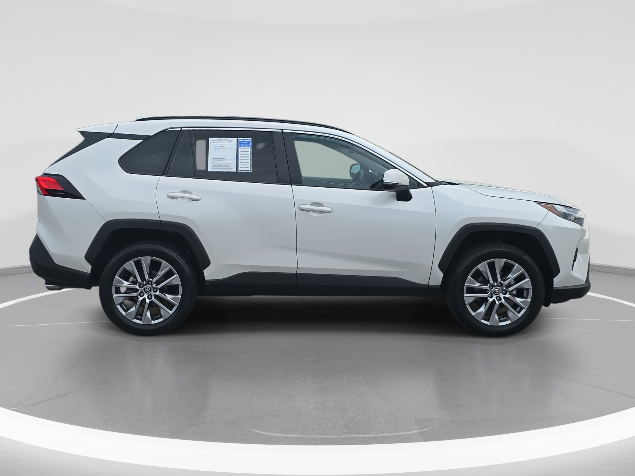 2022 Toyota RAV4 XLE Premium photo 4