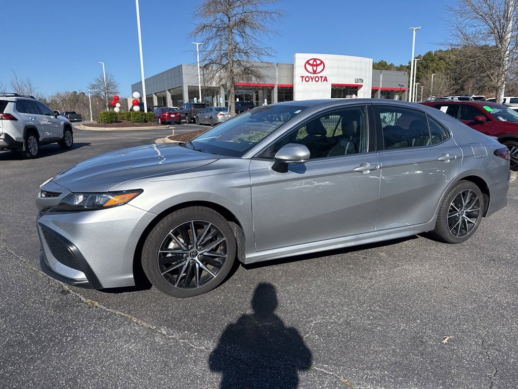 2024 Toyota Camry SE's photo