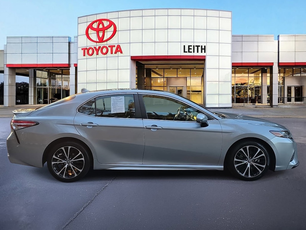 Used 2020 Toyota Camry SE Sedan
