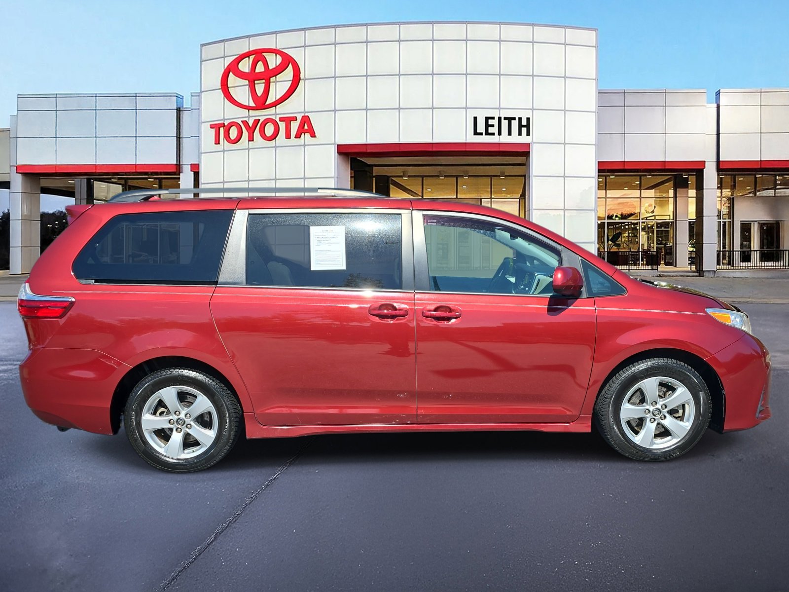 2018 Toyota Sienna LE photo 4