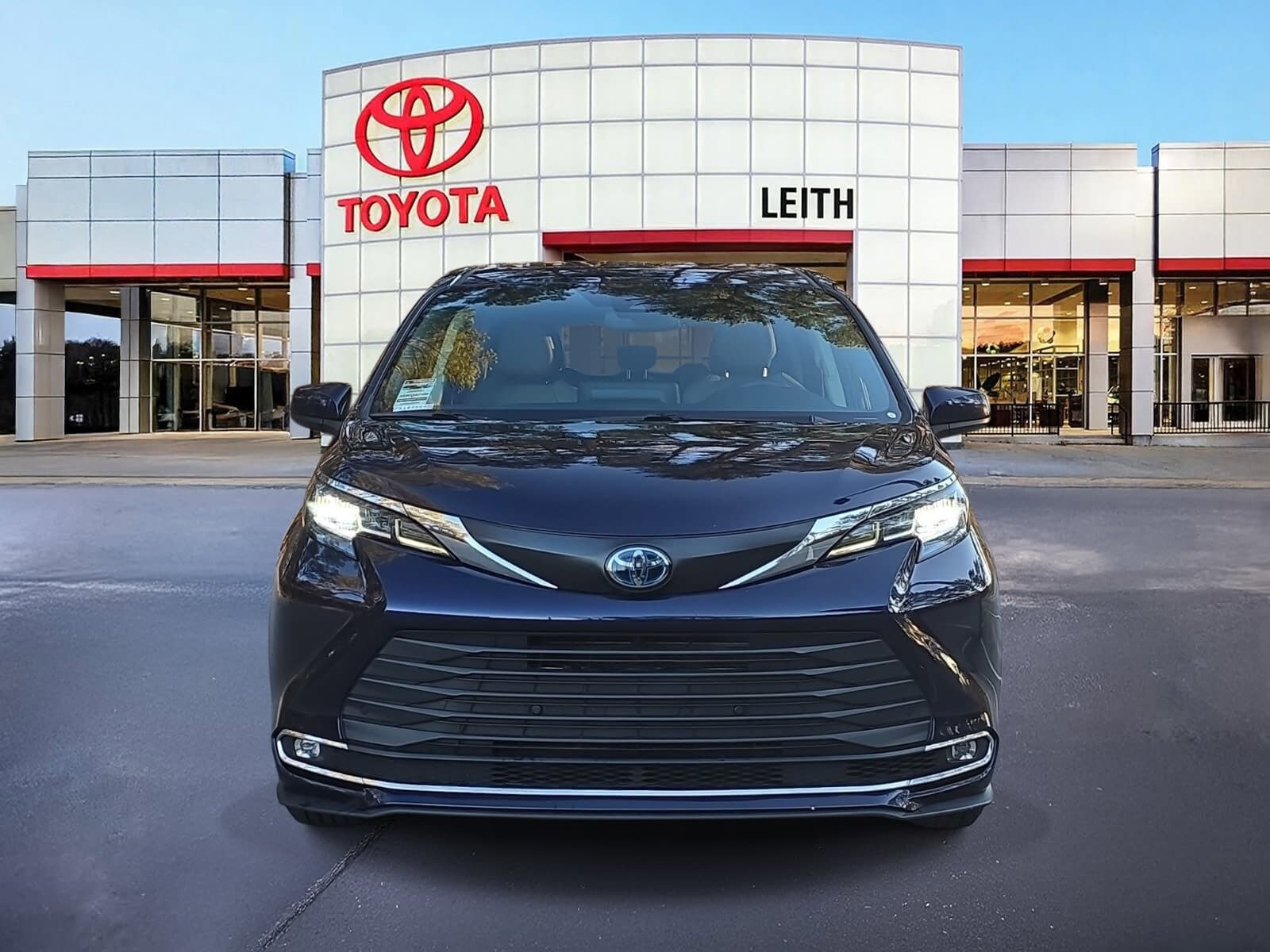 2023 Toyota Sienna XLE photo 2