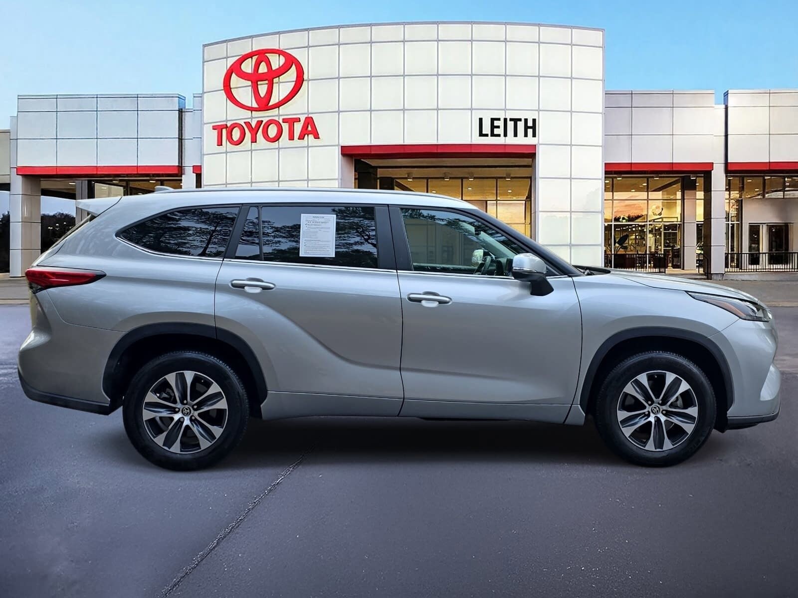 2023 Toyota Highlander XLE photo 4