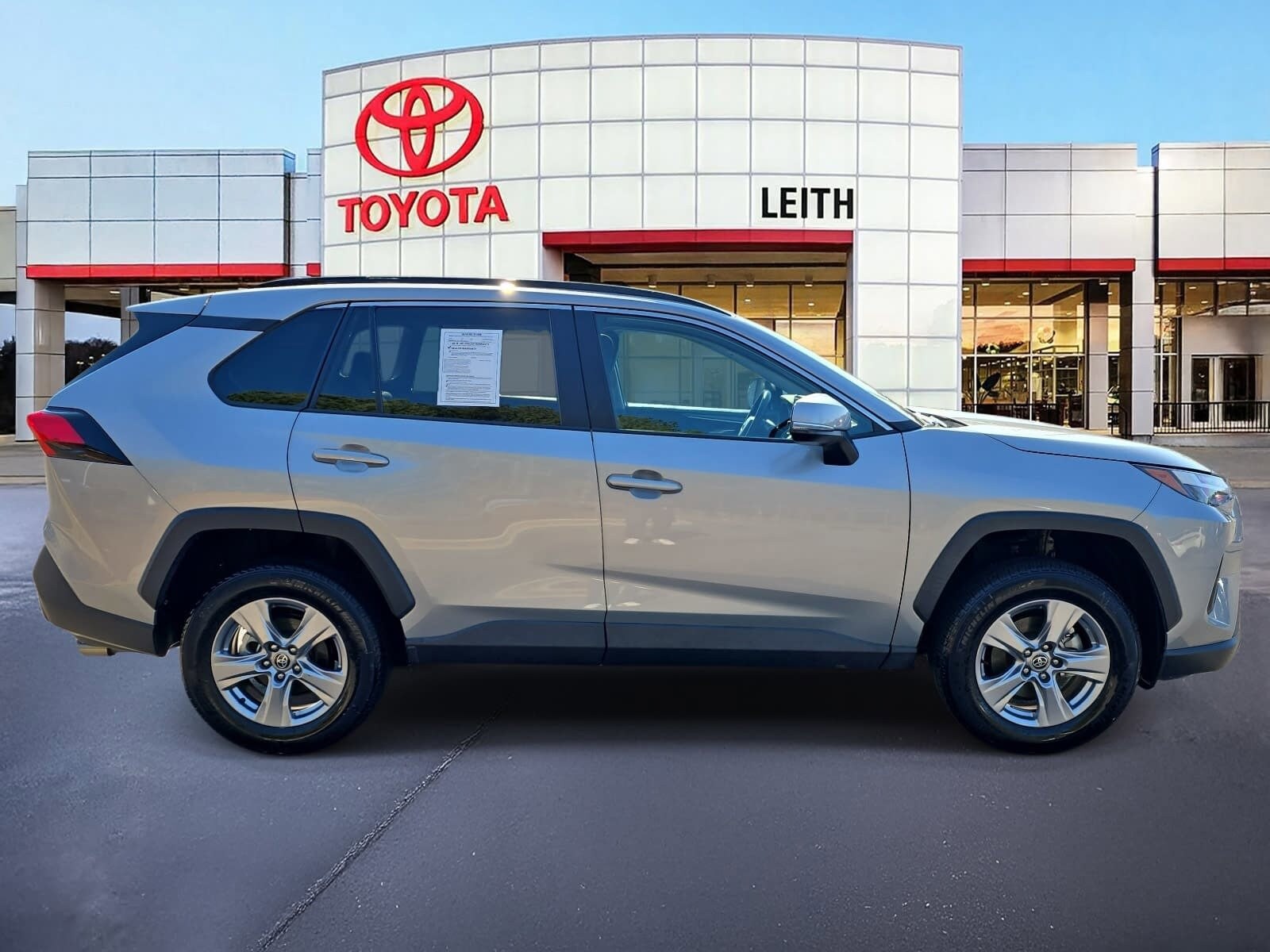 2023 Toyota RAV4 XLE photo 4