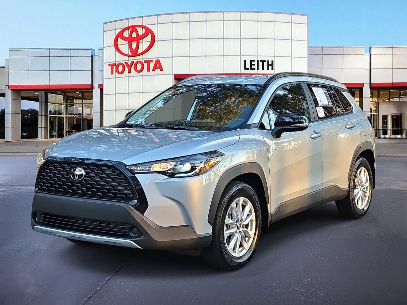 2025 Toyota Corolla Cross LE's photo