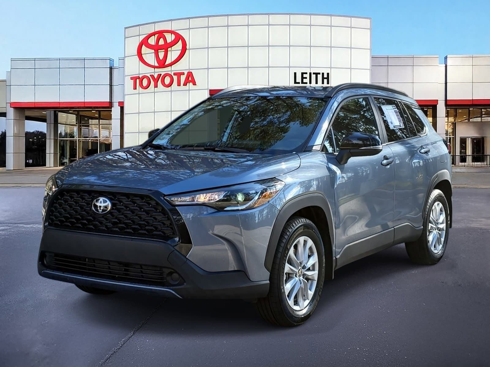 2025 Toyota Corolla Cross LE's photo