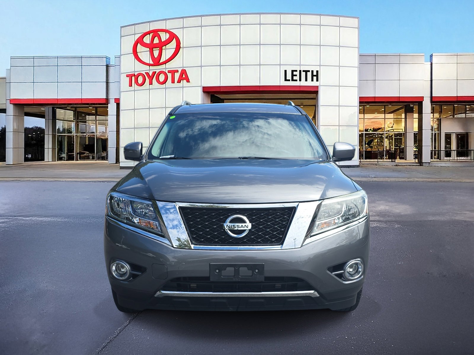 2016 Nissan Pathfinder Platinum photo 2