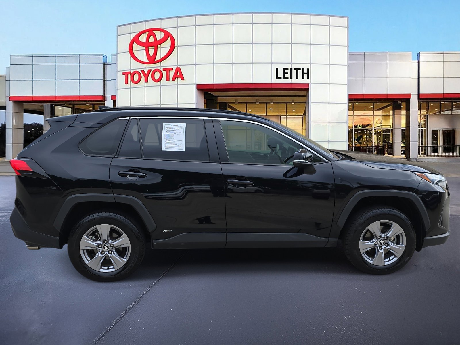 2022 Toyota RAV4 Hybrid XLE photo 4