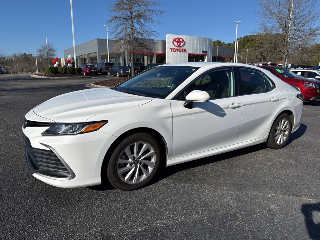 2023 Toyota Camry LE's photo