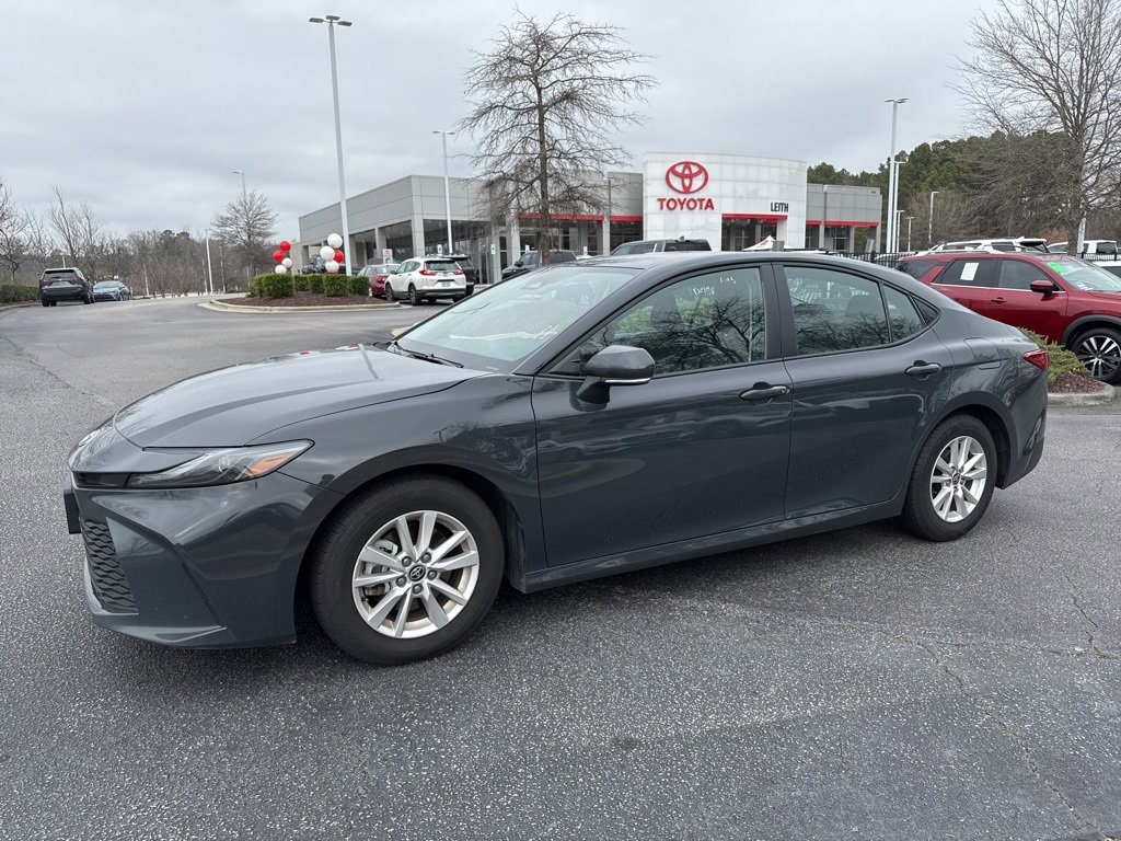 2025 Toyota Camry LE's photo